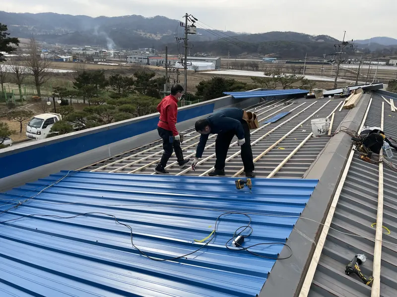 안성 죽산 (주)다우리 사무동 지붕 칼라강판 공사 시공 중 · 칼라강판 시공