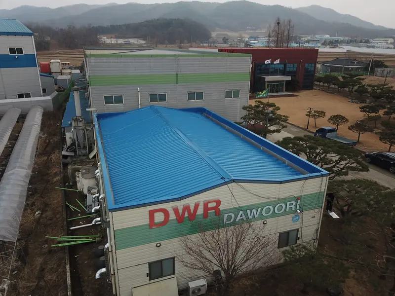 안성 죽산 (주)다우리 사무동 지붕 칼라강판 공사 시공 후 · 칼라강판 지붕
