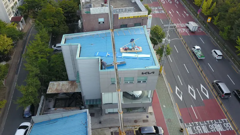 서울 노원 기아자동차 옥상 칼라강판 지붕 공사 시공 중 · 칼라강판 시공